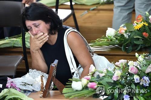 지진 희생자 장례식에서 애도하는 여성 [AFP=연합뉴스]