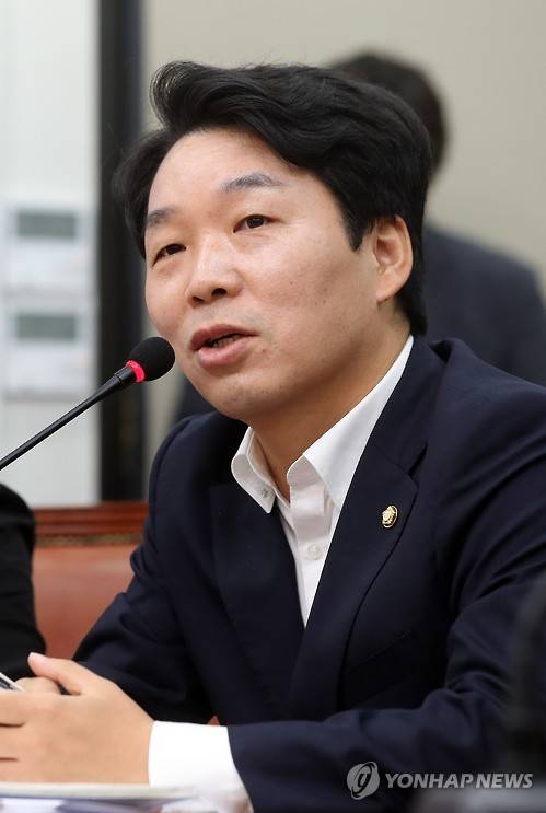 발언하는 김병관 (서울=연합뉴스) 이정훈 기자 = 더불어민주당 김병관 청년 최고위원이 29일 오전 국회에서 열린 최고위원회의에서 발언하고 있다. 2016.8.29 uwg806@yna.co.kr