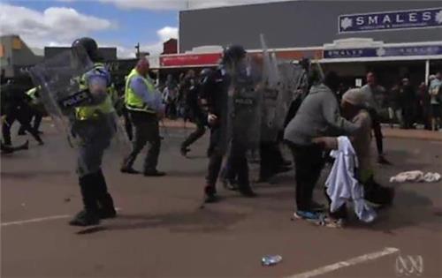 호주 경찰과 시위대의 충돌과정에서 넘어진 한 시위 참가자가 일어서고 있다[출처: 호주 공영 ABC 방송 캡처]
