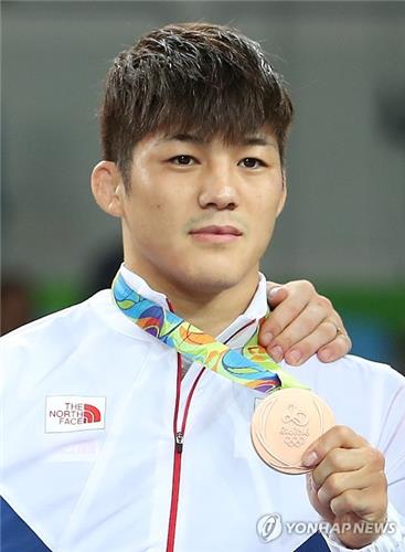 김현우가 리우올림픽 시상식에서 동메달을 들어보이는 모습. [연합뉴스 자료사진]