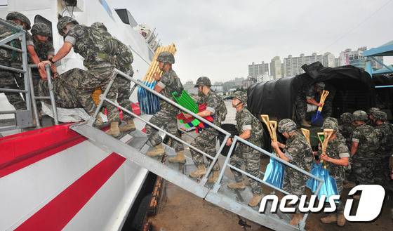 국가 신속기동부대인 해병대 대원들이 총대신 삽과 복구 장비를 챙겨들고 울릉도 복구 작업을 위해 포항여객선터미널에서 정기여겍선인 썬플라워호에 탑승하고 있다...2016.9.2/뉴스1 © News1 최창호 기자