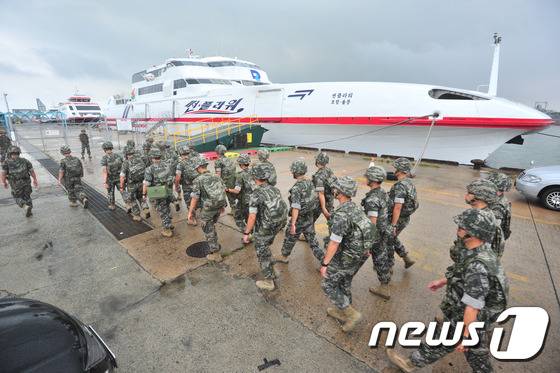 국가 신속기동부대인 해병대 대원들이 폭우피해가 발생한 울릉도 복구 작업을 위해 포항여객선터미널에서 정기여겍선인 썬플라워호에 탑승하고 있다..016.9.2/뉴스1 © News1 최창호 기자