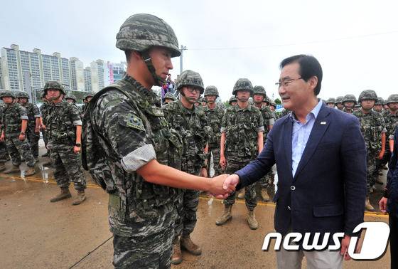 국가 신속기동부대인 해병대가 2일 500mm가 넘는 폭우로 산사태 등 침수피해가 발생한 울릉도 복구 작업을 위해 포항여객선터미널에서 정기여객선편으로 긴급 투입되고 있다.최수일 울릉군수가 해병대 지휘관과 악수를 나누며 감사의 뜻을 전하고 있다. 해병대는 선발대 병력을 지난 1일 헬기로 파견할 계획이었지만 현지 기상 상태 악화로 계획을 변경,정기여객선인 썬플라워호로 투입됐다.2016.9.2/뉴스1 © News1 최창호 기자