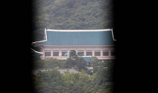 서울 광화문 인근에 있는 빌딩 사이로 보이는 청와대 전경.  김정효 기자 hyopd@hani.co.kr