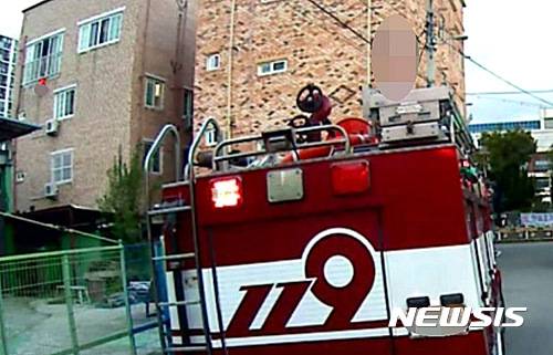 【광주=뉴시스】신대희 기자 = 광주 광산소방서 구조대는 2일 오후 6시36분께 광주 광산구 한 4층짜리 원룸 꼭대기층 창문 난간에 7살 남아가 매달려 있다는 신고를 접수받고, 9분만에 구조했다고 밝혔다. 2016.09.02. (사진=광산소방서 제공 동영상 캡쳐) photo@newsis.com