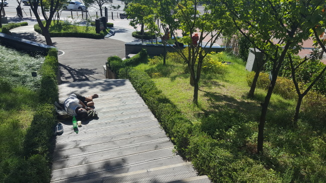 [사진=서울시 어린이공원에는 ‘술’과 관련된 확실한 단속규정이 없다. 서울시 관계자는 “고성방가, 혐오감 유발 등 간접적인 규정은 있지만 음주 자체에 관련 직접적인 규정은 없다”고 말했다.]