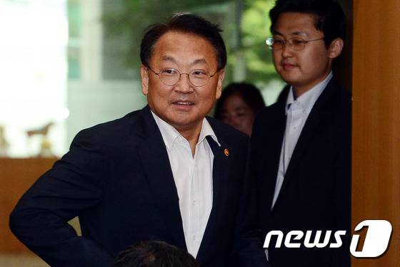 유일호 경제부총리가 7일 오후 서울 도렴동 정부서울청사 별관에서 열린 제20차 재정전략협의회에 참석하고 있다.2016.9.7/뉴스1 © News1 이광호 기자