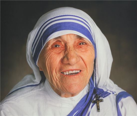 일생을 빈자를 돌보는데 투신한 테레사 수녀는 2003년 복자 추대에 이어 지난 4일, 바티칸 성베드로 광장에서 시성식을 통해 성자로 추대됐다.