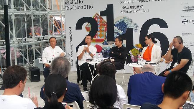 4일 오전 프로젝트 개막식에 앞서 열린 1부 라운드테이블 행사 모습. 파빌리온 설계자 후지모토(왼쪽 둘째)가 청중의 질문에 답변하고 있다. 그의 오른쪽에 있는 이가 프로젝트를 기획한 이용우 히말라야미술관 관장이고 왼쪽에 있는 이는 프로젝트를 후원한 다이즈캉 젠다이그룹 회장.