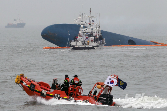 세월호참사 이틀째인 지난 2014년 4월 17일 전남 진도군 관매도 인근 사고 해상에 구조당국이 출동해 있다. (자료사진/윤성호기자)