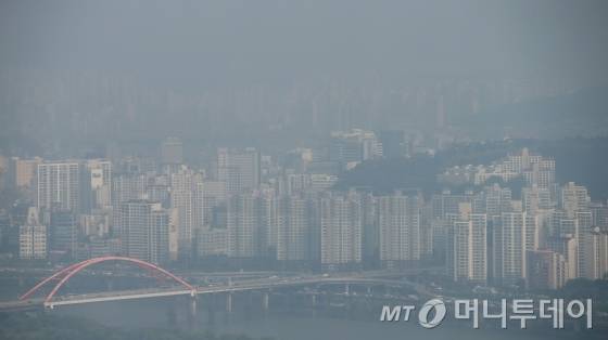 지난 8일 오전 서울 여의도 63빌딩 전망대에서 바라본 도심이 뿌연 먼지로 덮여 있다. / 사진 = 머니투데이DB