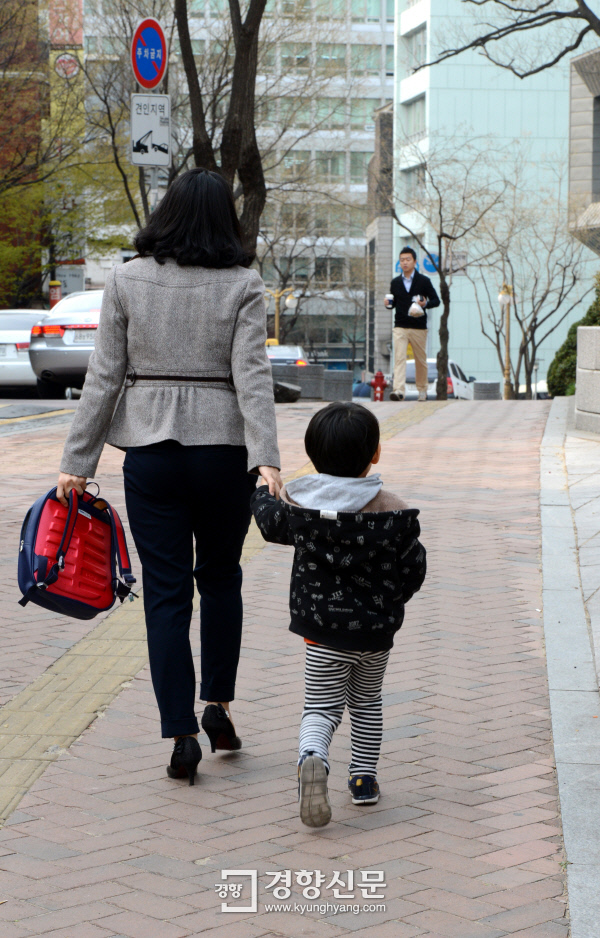 한 직장여성이 서울 정동의 어린이집에 아이를 데려다주고 있다. / 정지윤기자