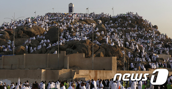 성지순례객들이 사우디아라비아 메카 인근의 아라파트 산 인근에서 기도를 하고 있다. <자료사진> © AFP=뉴스1
