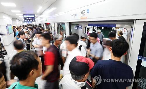 경강선 추석 연휴 무료 임시운행 (성남=연합뉴스) 홍기원 기자 = 개통을 앞두고 추석 연휴기간동안 무료로 임시 운행하는 경기도 성남시 경강선 판교역에서 13일 오후 시민들이 열차에 탑승하고 있다. 경기 성남에서 광주와 이천을 거쳐 여주를 잇는 총연장 57㎞ 복선전철 경강선은 오는 24일 개통한다. 2016.9.13 xanadu@yna.co.kr