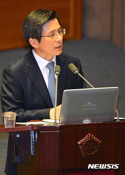 【서울=뉴시스】배훈식 기자 = 황교안 국무총리가 20일 오후 서울 여의도 국회 본회의장에서 대정부 질문에 답변하고 있다. 2016.09.20. dahora83@newsis.com