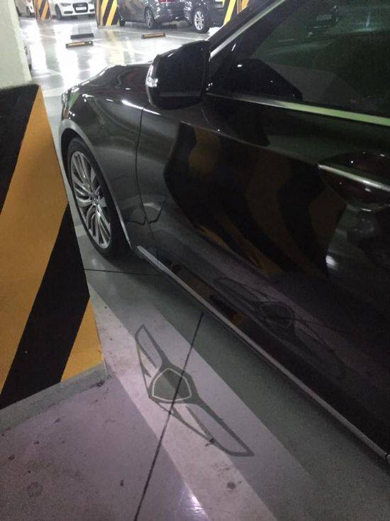 마치 주차선과 하나로 합쳐진 듯 한 제네시스 G80 웰컴 라이트 (사진=지디넷코리아)