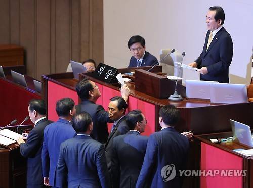 정세균 국회의장이 24일 자정을 앞두고 국회에서 열린 본회의에서 날짜 변경으로 인한 본회의 차수 변경을 선포하자 새누리당 정진석 원내대표가 강하게 항의하고 있다.
