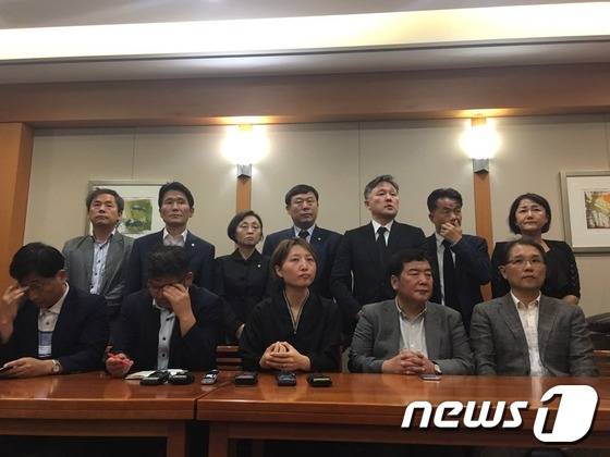 백남기대책위가 검찰의 검시가 끝난 후인 25일 오후 9시17분쯤 2차 브리핑을 갖고 있다. © News1