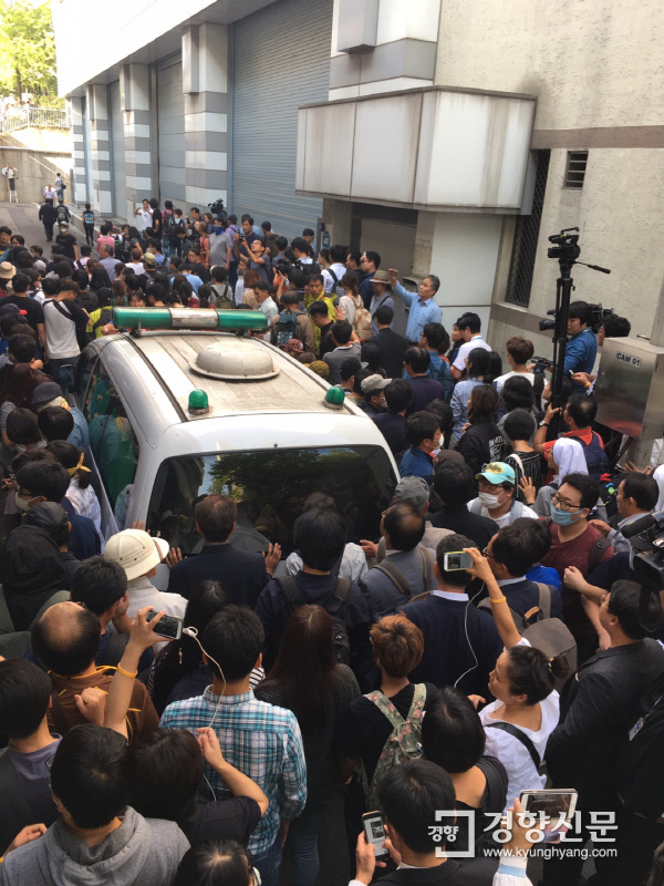 시민들이 백씨 시신을 실은 구급차 주변을 둘러싼 채 장례식장으로 이동하고 있다. 백경열 기자