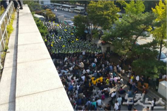 25일 오후 경찰과 대치중인 시민사회단체들