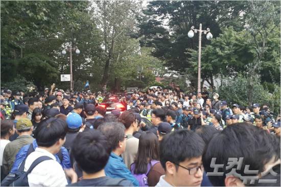 경찰들이 장례식장에 진입하려는 시민들을 가로막고 있다.