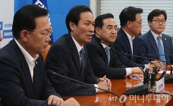 우상호 더불어민주당 원내대표가 26일 서울 여의도 국회에서 열린 민생국감 외면 상임위 간사단 긴급회의에서 모두 발언을 하고 있다. 2016.9.26/사진=뉴스1