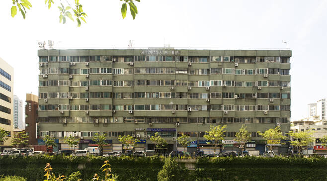 숭인 상가아파트 전경. 중후장대한 건물이다.건축가 황두진 제공