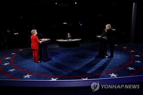 (헴프스테드<미 뉴욕주> AFP=연합뉴스) 첫 TV토론에 나선 힐러리 클린턴(왼쪽)과 도널드 트럼프(오른쪽)가 논쟁하고 있다.