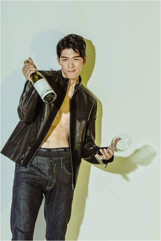 모델 오스틴 강 / 사진= 박찬목 작가, 장소=튤립스튜디오(tuliip.co.kr)