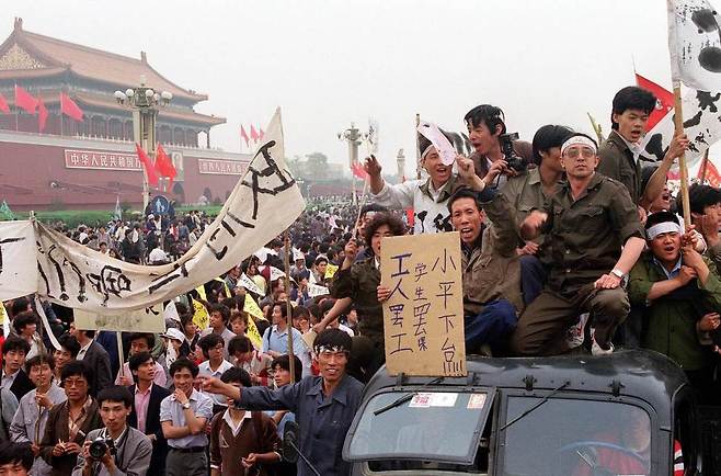 1989년, 후야오방의 사망 소식에 애도 물결과 함께 전국의 학생과 노동자들이 천안문 광장에 몰려들었다. 민음사 제공
