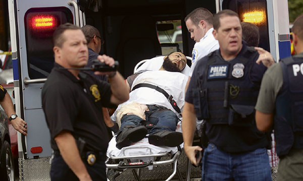 ⓒAFP 9월19일 뉴욕에서 벌어진 폭탄 테러의 용의자 아마드 칸 라하미(가운데)가 구급차에 실려가고 있다.