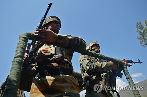 지난 22일 인도령 카슈미르 반디포라에서 인도 군인이 주위를 살피고 있다.[AFP=연합뉴스 자료사진]