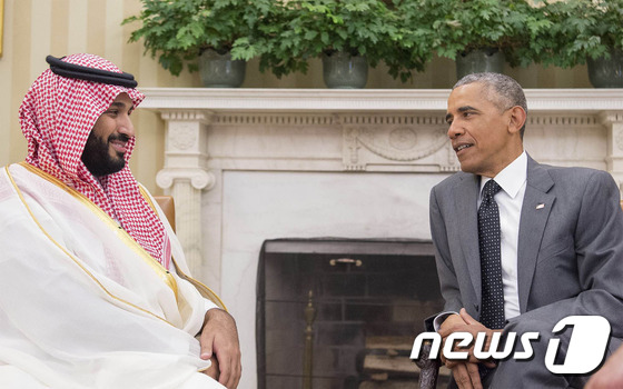 버락 오바마 미국 대통령을 만나고 있는 사우디 국방장관 모하메드 빈 살만 왕자. © AFP=뉴스1