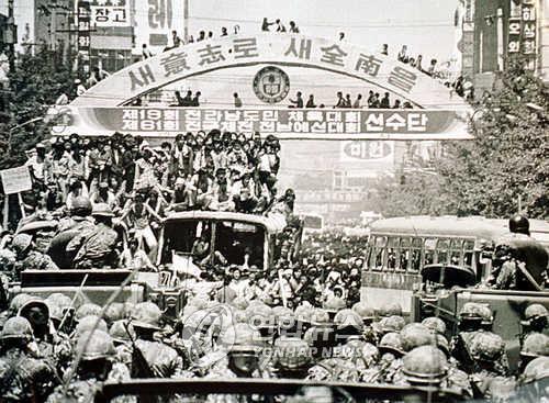 1980년5월17일 광주금남로에서 민주화운동에 참가한 시위대와 진압병력이 대치하고 있는 모습.  [연합뉴스 자료사진]