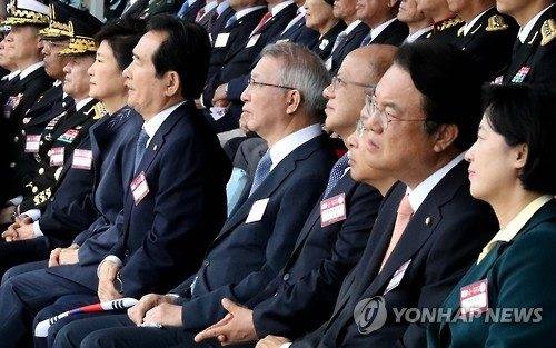 지난 1일 계룡대에서 열린 국군의 날 행사에서 정세균 국회의장, 더불어민주당 추미애 대표, 새누리당 정진석 대표 등 참석자들이 박근혜 대통령과 함께 식후행사를 보고 있다.