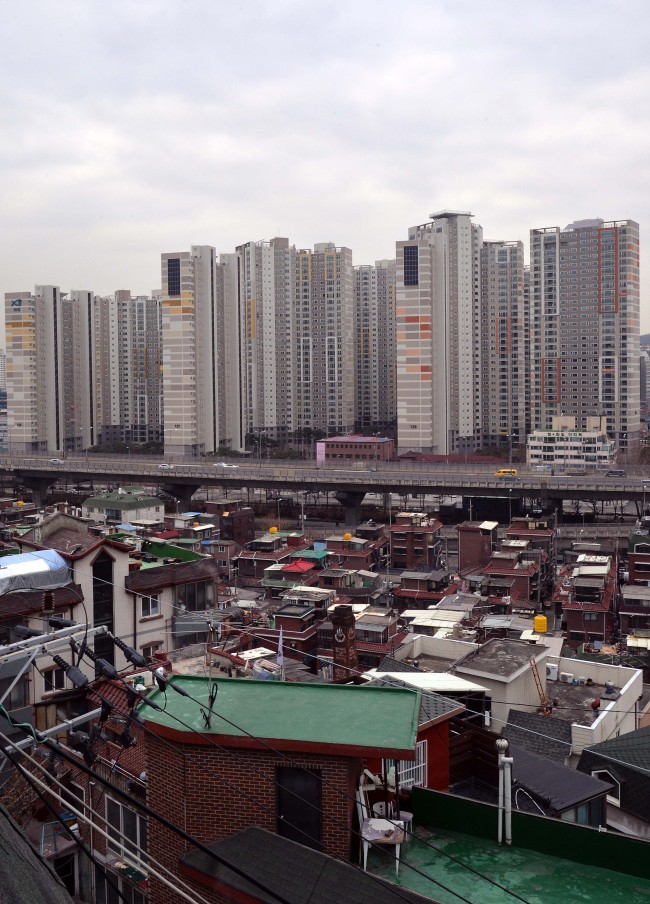 뉴타운으로 개발된 곳과, 낡은 노후주택이 마주보고 있는 서울의 서대문구 일대. [헤럴드경제DB]
