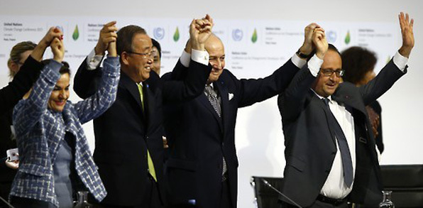 파리기후 협정 체결 직후 반기문 유엔 사무총장(왼쪽에서 두번째)과 프랑수아 올랑드 프랑스 대통령(오른쪽에서 첫번째) 등이 손을 맞잡고 기뻐하고 있다.