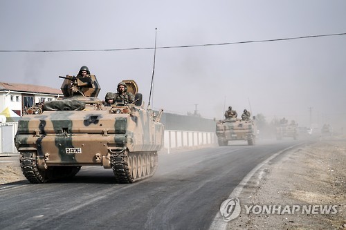 올해 8월 터키군 탱크가 시리아로 향하고 있다. [AP=연합뉴스]