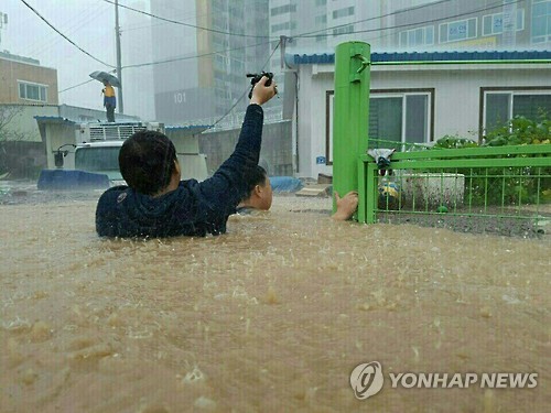 5일 태풍 '차바'의 영향으로 물에 잠긴 울산 시내 (사진=연합뉴스)
