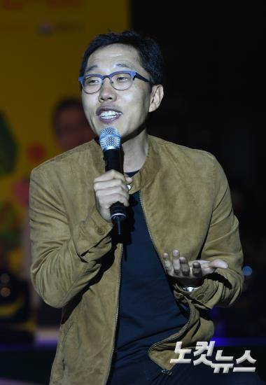 '영창' 발언으로 국정감사 증인채택 공방이 이어지고 있는 방송인 김제동이 6일 오후 경기도 성남시청내 야외광장에서 열린 '사람이 사람에게' 토크 콘서트에 참석해 시민들과 이야기를 하고 있다. (사진=이한형 기자)