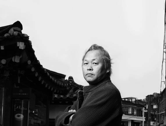 영화의 기본 자세를 공장 노동자 시절에 배웠다는 김기덕 감독.