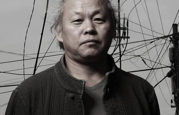 57세의 김기덕 감독. 그의 육체 안에 청계천 노동자도, 해병대도, 거리의 화가도 다 들어있다.