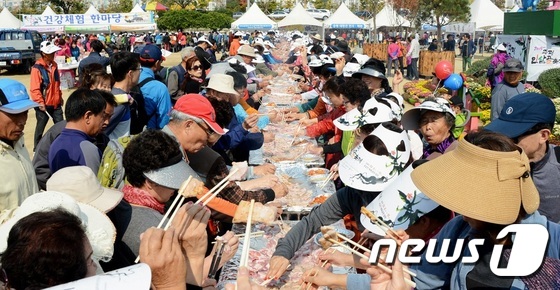 충북 증평 인삼골축제 홍삼포크 시식회.© News1