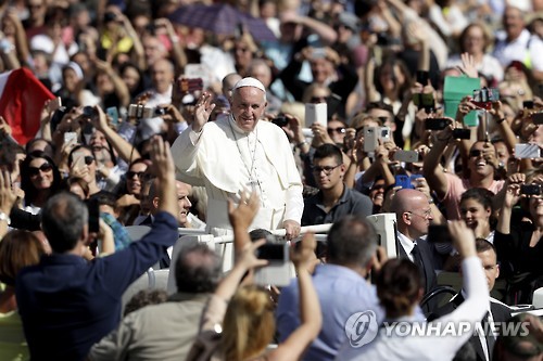 9일(현지시간) 프란치스코 교황이 바티칸 성베드로 광장에서 신자들에게 손을 흔들고 있다. 프란치스코 교황은 이날 신임 추기경 서임 대상 17명을 발표했다. [AP=연합뉴스]
