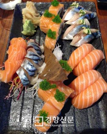 노르웨이 올레순 시내에 지난해 문을 열었다는 한 일식당에서 내놓는 초밥. 마린하베스트가 생산한 연어와 이 지역에서 잡힌 고등어가 쓰였다.