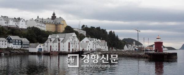 노르웨이 남서부 수산도시 올레순. 올레순은 유명한 관광지이기도 하다. 1905년 대화재로 마을의 건물 850채가 불타버린 뒤 당시 유럽에서 유행하던 아르누보 양식을 가져와 도시를 예쁘게 재건했다.