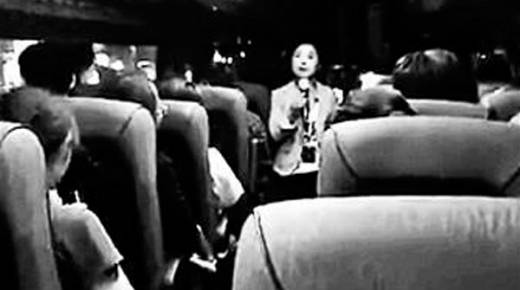 한국인 관광가이드가 중국 관광객들에게 인삼쇼핑을 강제하면서 화를 내고 있는 장면. (사진=북경청년보)