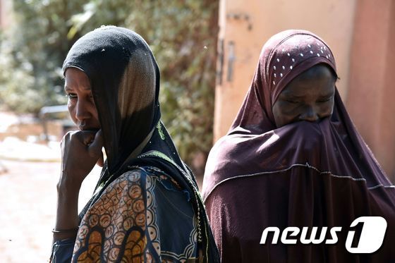 조혼으로 인해 발생한 산부인과적 누공(obstetric fistula)을 앓고 있는 나이지리아 여성들이 지난 2월 수도 니아메의 한 의료기관 앞에 서 있다. © AFP=뉴스1