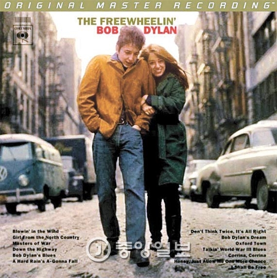 1963년 발매 된 2집 앨범 ‘Freewheelin’ Bob Dylan’ 표지. [중앙포토]