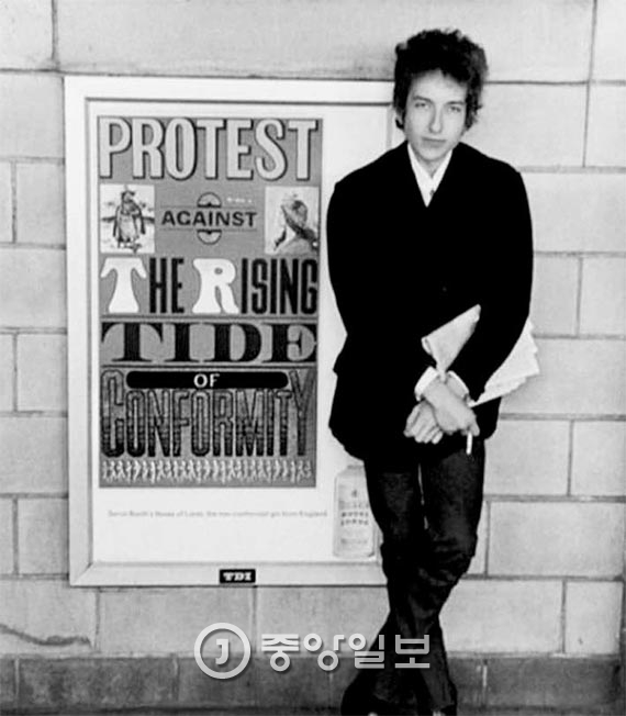 1964년 미국 풀뿌리 저항운동을 상징하는 포스터 앞에 선 밥 딜런. [중앙포토]